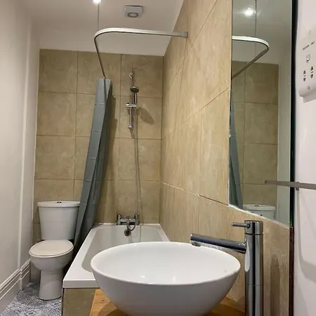 2 Double Bedroom Flat, Location * Бристоль