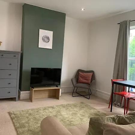 2 Double Bedroom Flat, Location Apartment *